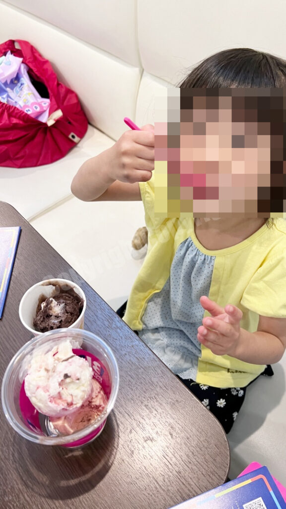 サーティーワンアイスを食べてる子供